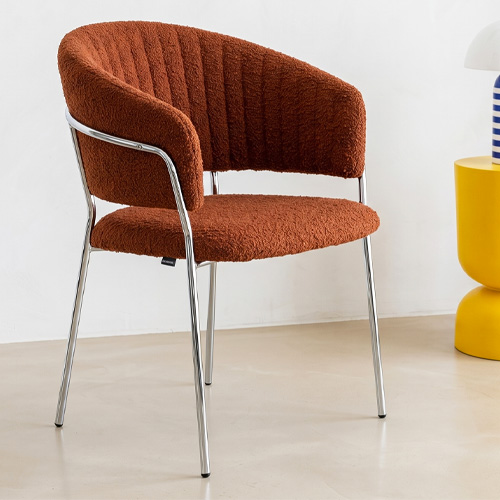 Lot de 2 chaises en tissu bouclé rouille et piètement chromé - Isya