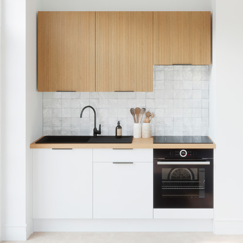 Ensemble de 6 meubles de cuisine - L. 185 cm - blanc et chêne clair cannelé - Cannele