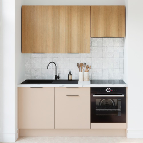 Ensemble de 6 meubles de cuisine - L. 185 cm - beige cachemire et chêne clair cannelé - Luzia Signature