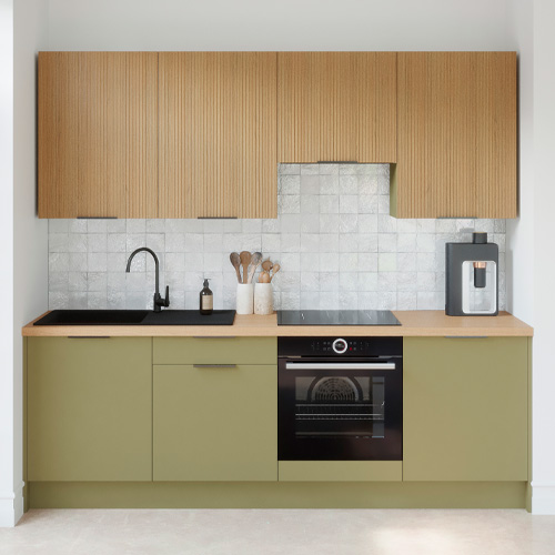 Ensemble de 8 meubles de cuisine - L. 245 cm - vert olive et chêne clair cannelé - Luzia Signature