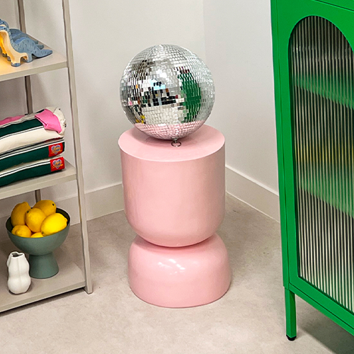 Bout de canape en résine rose brillant Ø32 cm - Tilda