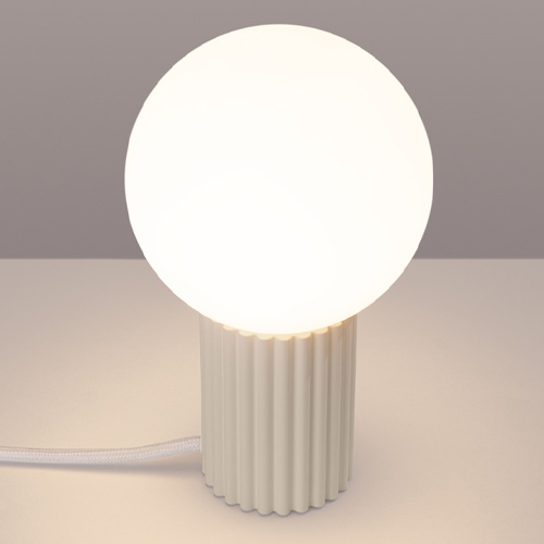 Lampe à poser en aluminium cannelé beige - Halo
