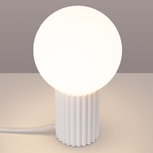 Lampe à poser en aluminium cannelé blanc - Halo