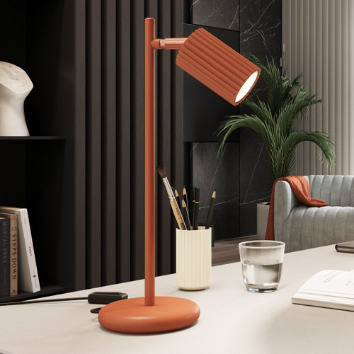 Lampe à poser en aluminium cannelé terracotta - Karbon