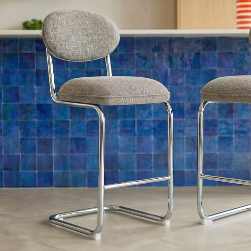Lot de 2 tabourets de bar en tissu chenille taupe, piètement chromé - Lou