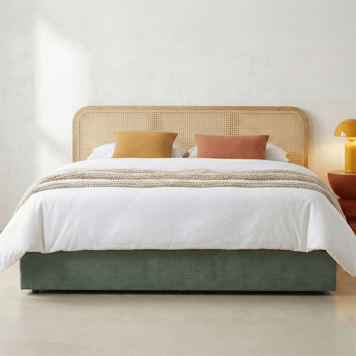 Lit coffre adulte 180x200 cm en velours côtelé vert avec tête de lit en bois et cannage - Elsa