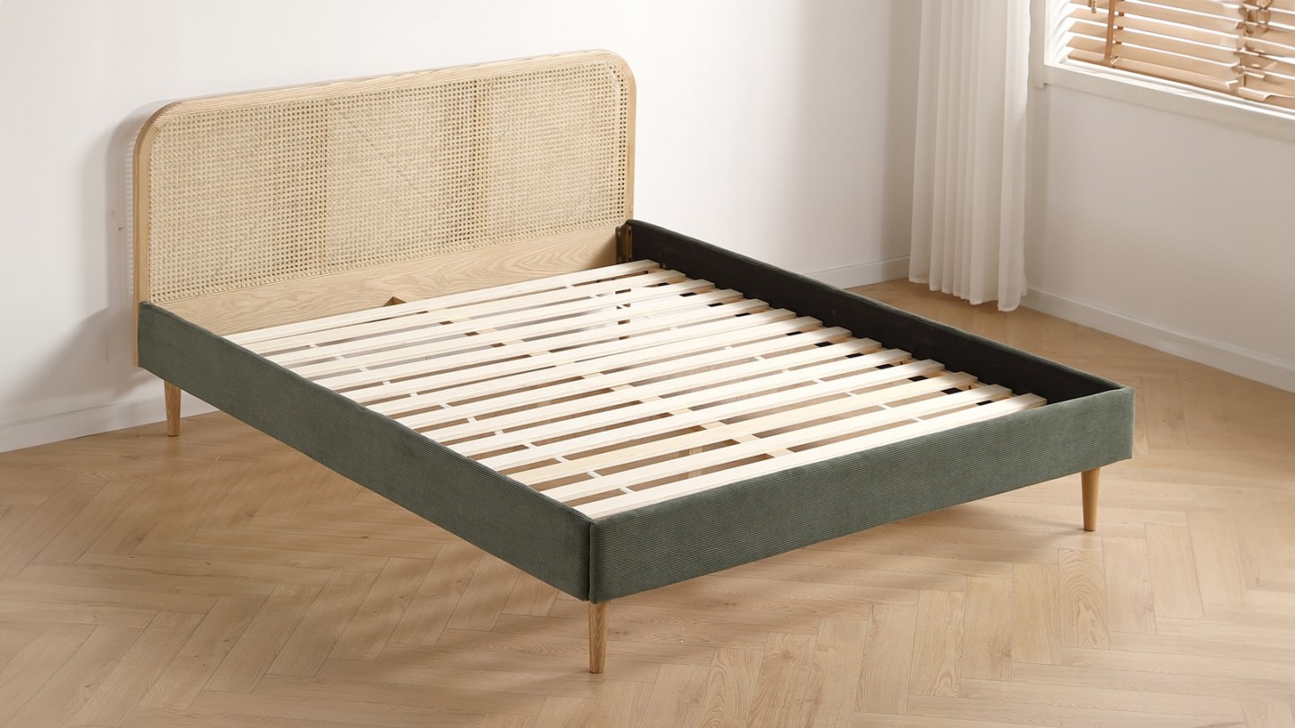 Lit adulte 140x190 cm en velours côtelé vert kaki avec tête de lit en cannage - Dalia