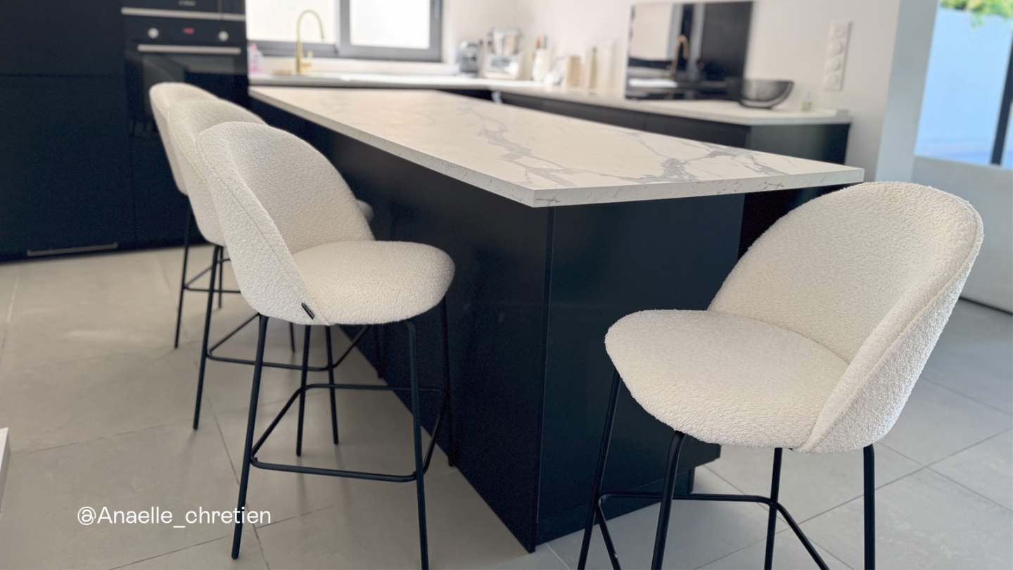 Lot de 2 tabourets de bar en tissu bouclette beige, piètement noir - Alta