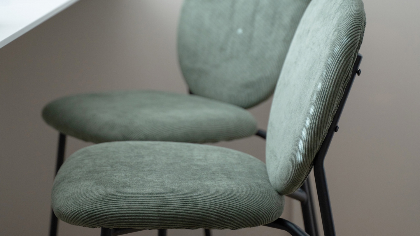 Lot de 2 tabourets de bar en velours côtelé vert, piètement métal noir - Betty