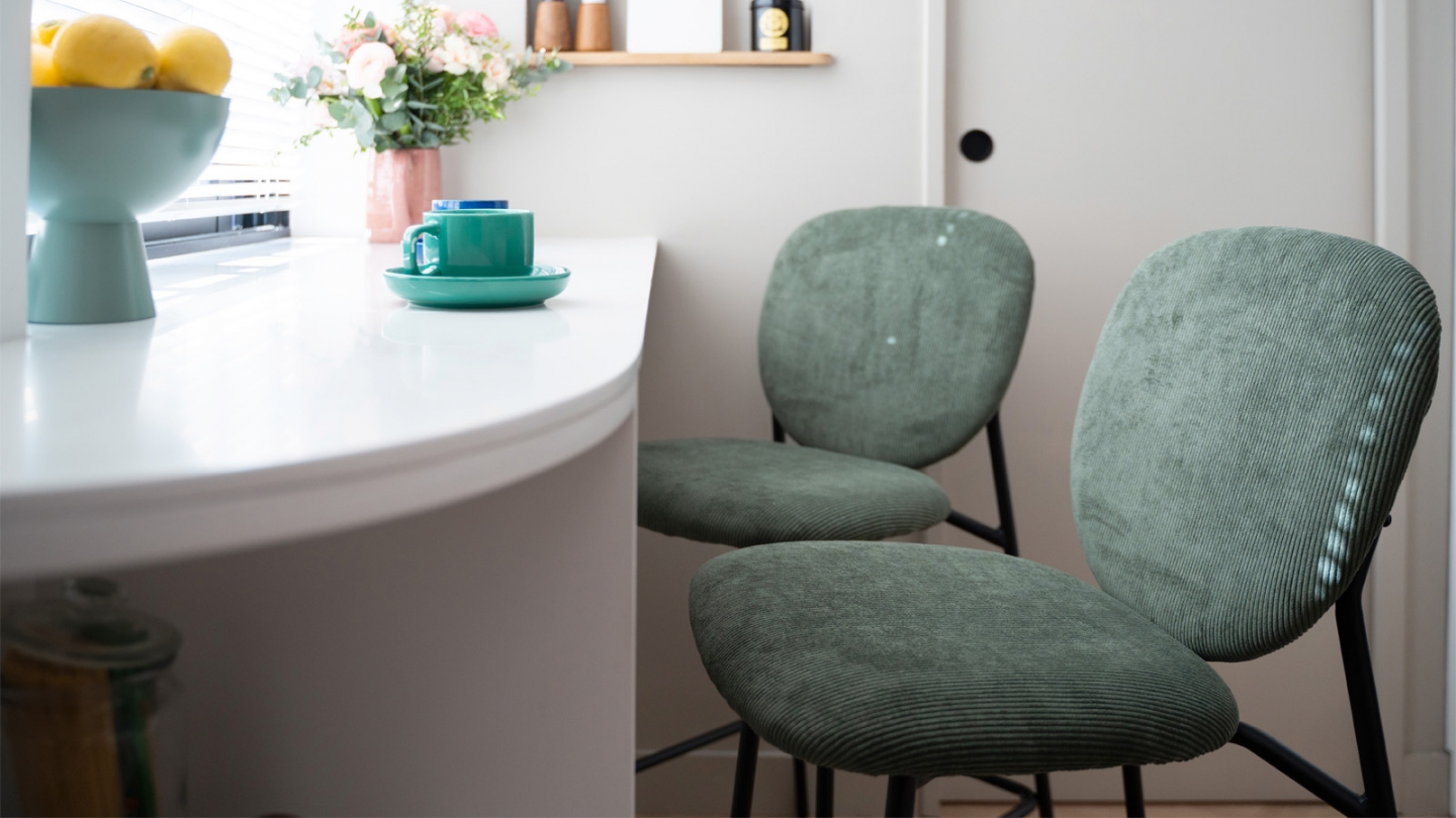Lot de 2 tabourets de bar en velours côtelé vert, piètement métal noir - Betty
