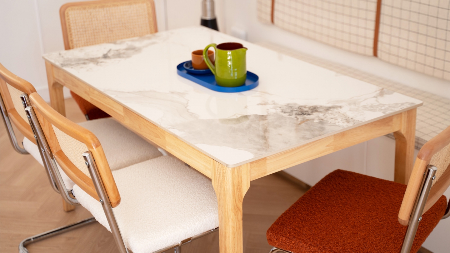 Table à manger en céramique effet marbre, piètement bois 140 cm - Sally
