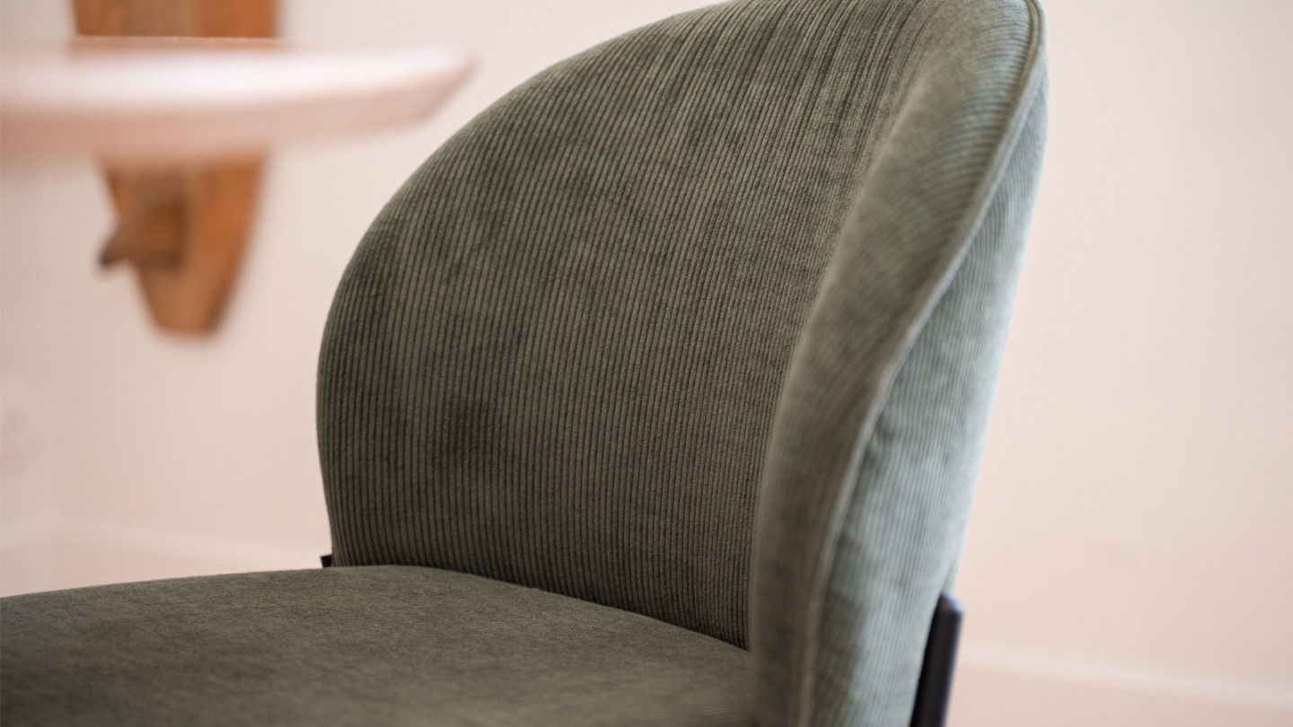 Lot de 2 chaises de salle à manger en velours côtelé vert kaki - piètement en métal noir - Noé