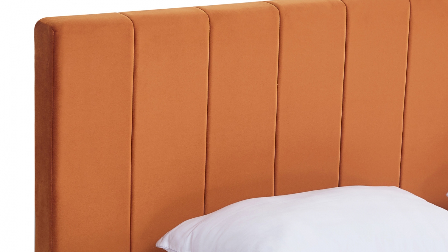 Lit adulte 140x190 cm avec tête de lit capitonnée en velours terracotta - William