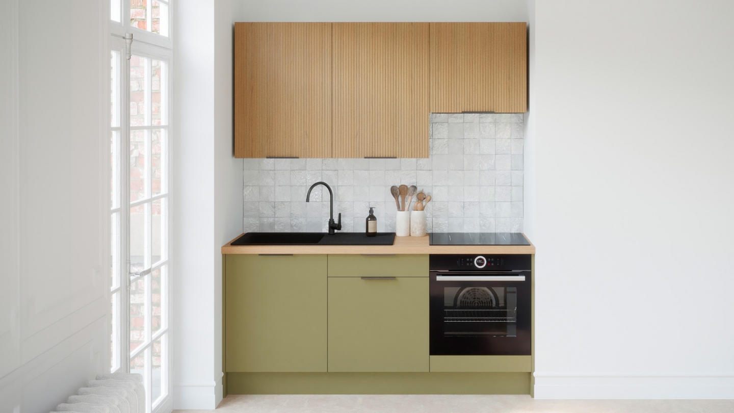 Ensemble de 6 meubles de cuisine - L. 185 cm - vert olive et chêne clair cannelé - Luzia Signature