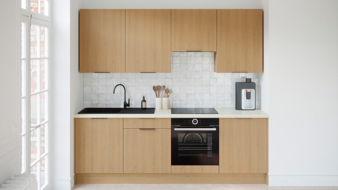 Ensemble de 8 meubles de cuisine - L. 245 cm - chêne clair cannelé - Cannele