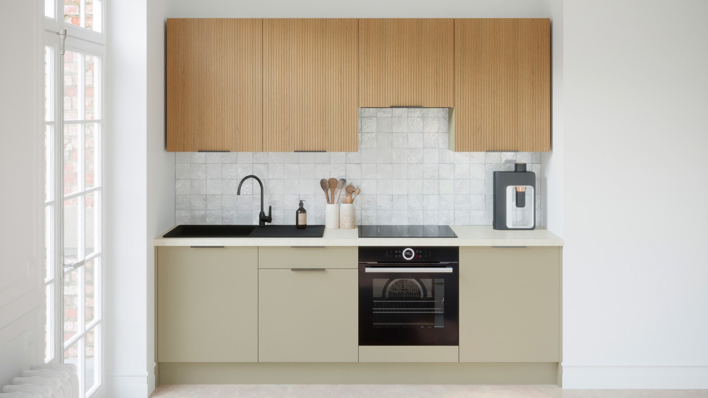 Ensemble de 8 meubles de cuisine - L. 245 cm - vert sauge et chêne clair cannelé - Luzia Signature