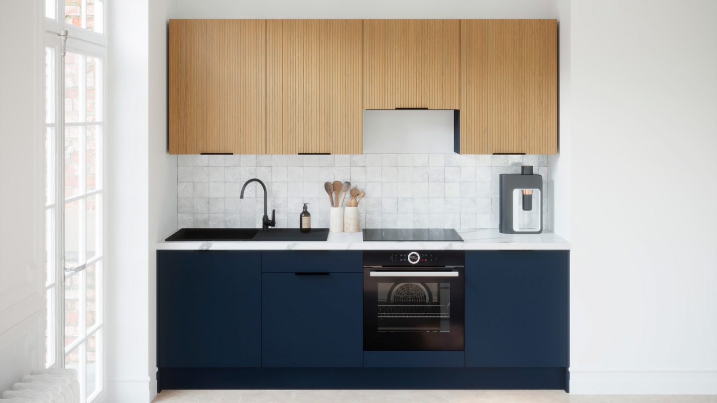 Ensemble de 8 meubles de cuisine - L. 245 cm - bleu marine et chêne clair cannelé - Luzia Signature