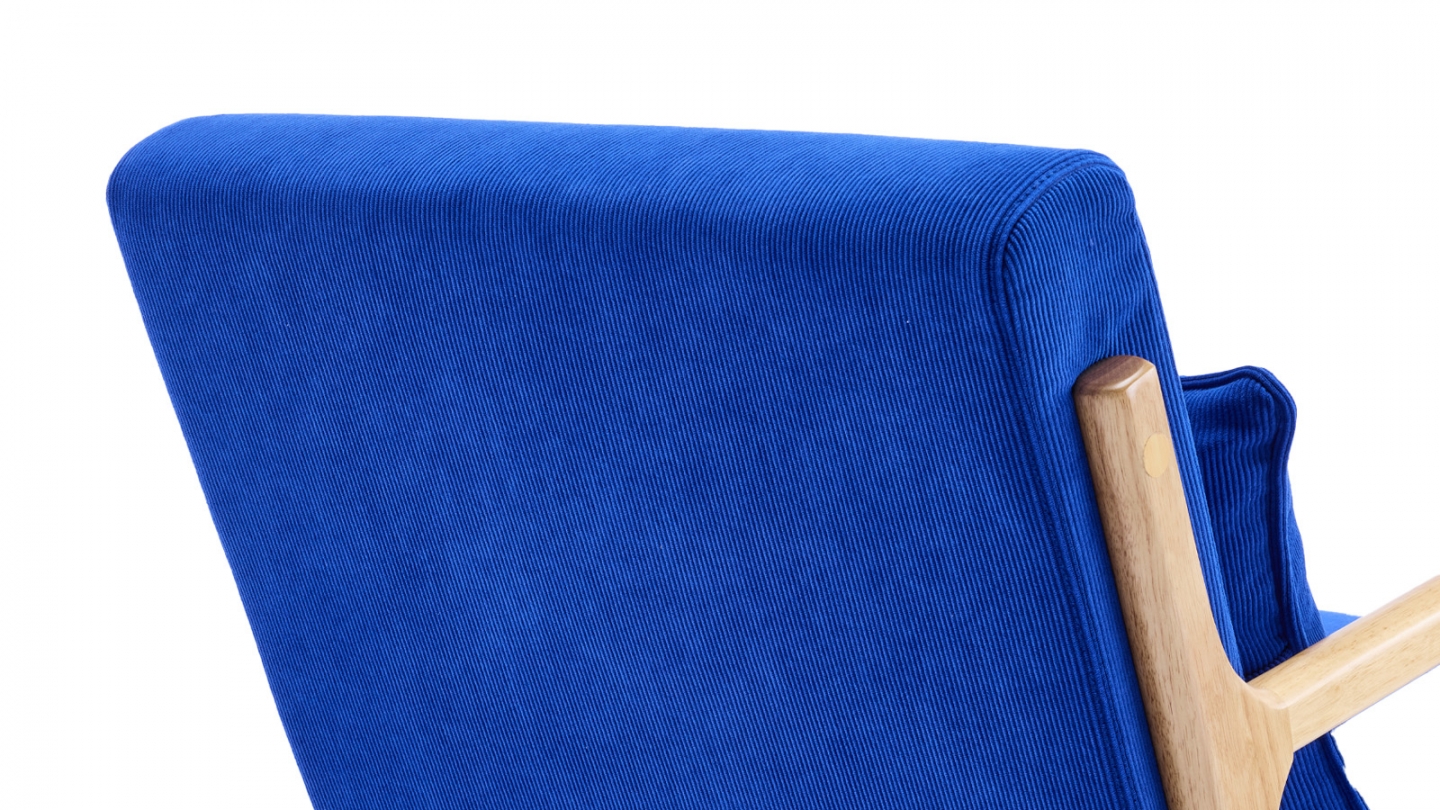 Fauteuil en bois et velours côtelé bleu électrique - Lanna
