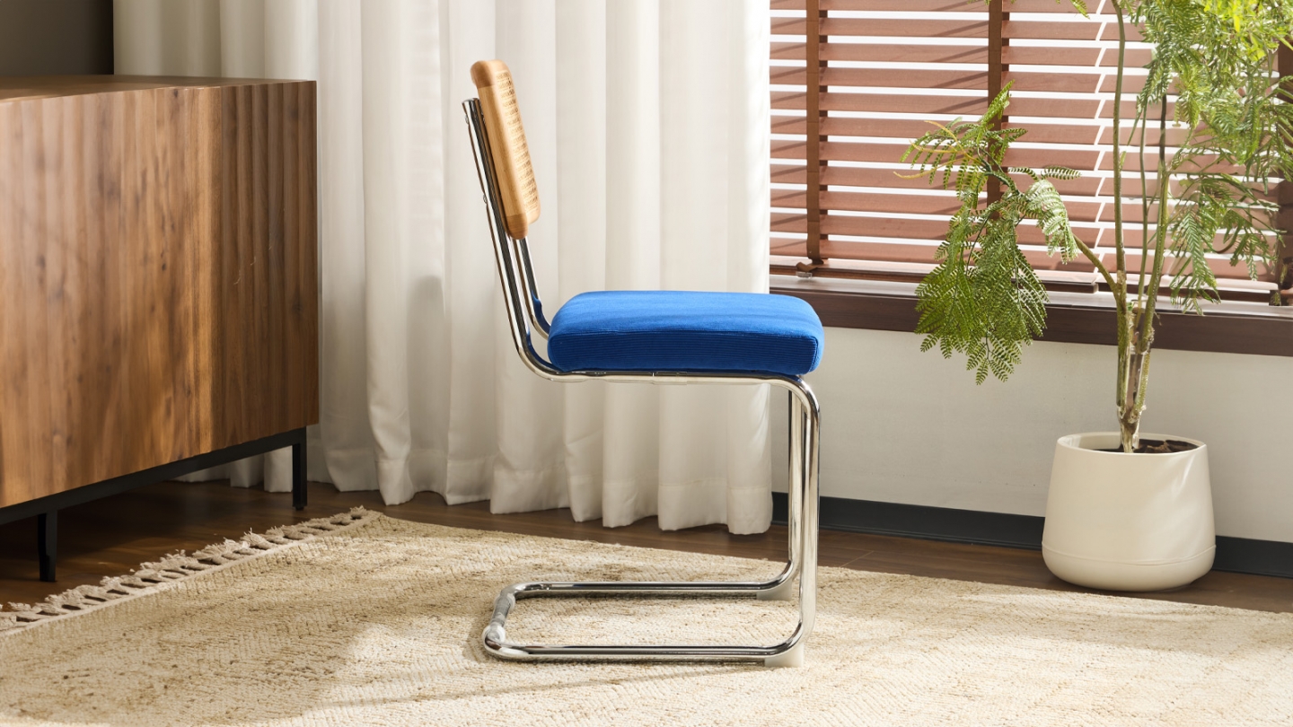 Lot de 2 chaises en cannage velours côtelé bleu électrique et métal chromé - Muse