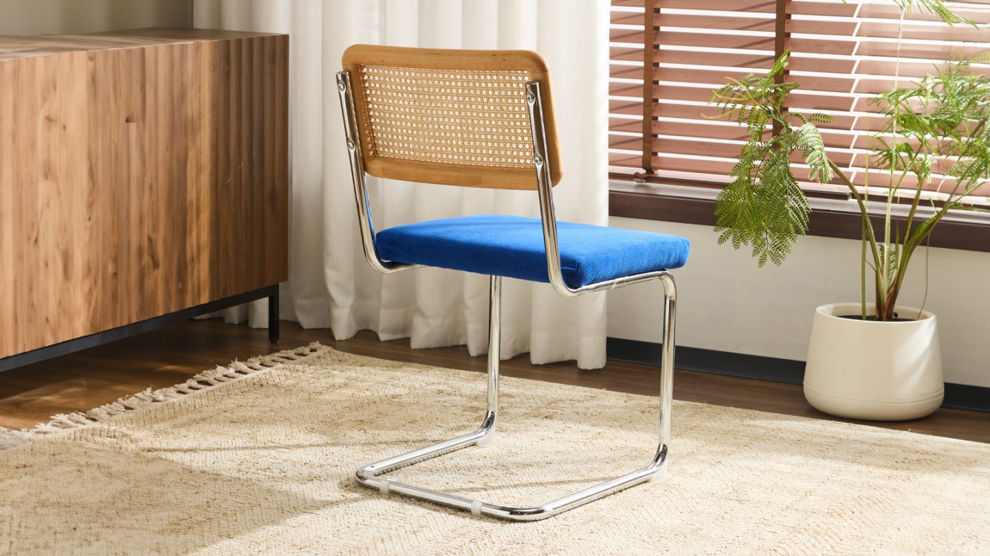 Lot de 2 chaises en cannage velours côtelé bleu électrique et métal chromé - Muse