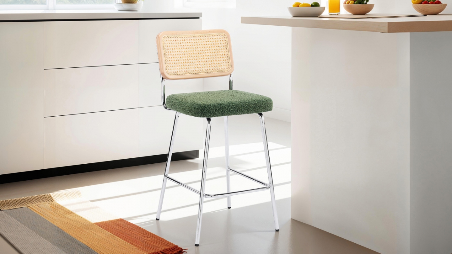 Lot de 2 chaises de bar en cannage et tissu bouclé vert, piètement chromé - Muse