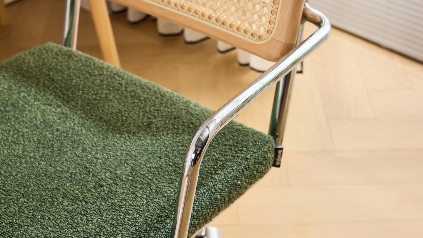 Fauteuil de bureau pivotant et réglable en hauteur en tissu bouclé vert et cannage - Julian