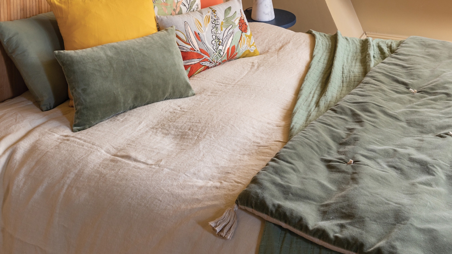 Edredon en velours vert verveine avec pompons 80x180 cm - Elise Edredon en velours vert verveine avec pompons 80x180 cm - Elise