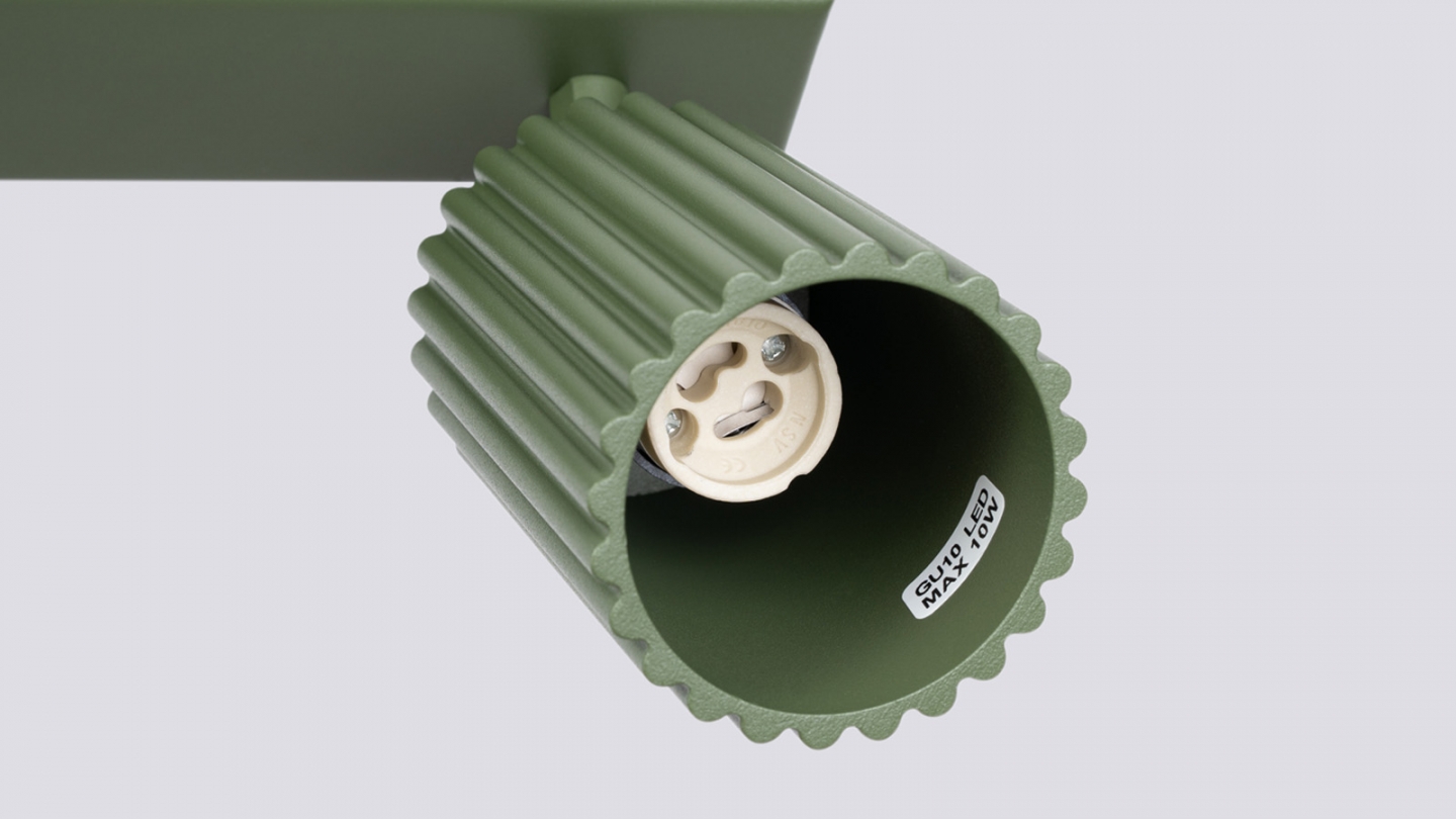 Plafonnier linéaire en aluminium cannelé 2 ampoules vert olive - Karbon
