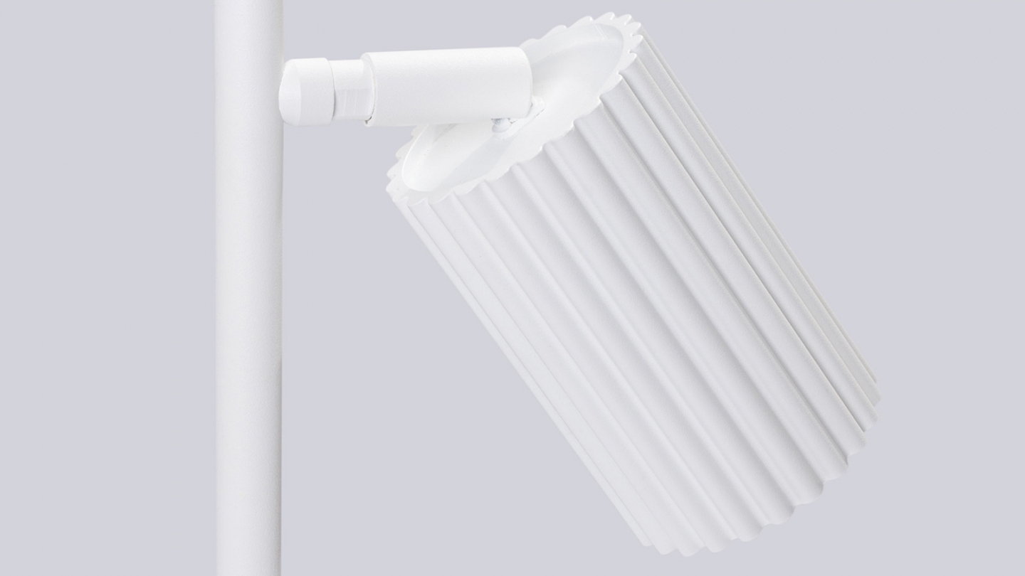 Lampe à poser en aluminium cannelé blanc - Karbon Lampe à poser en aluminium cannelé blanc - Karbon