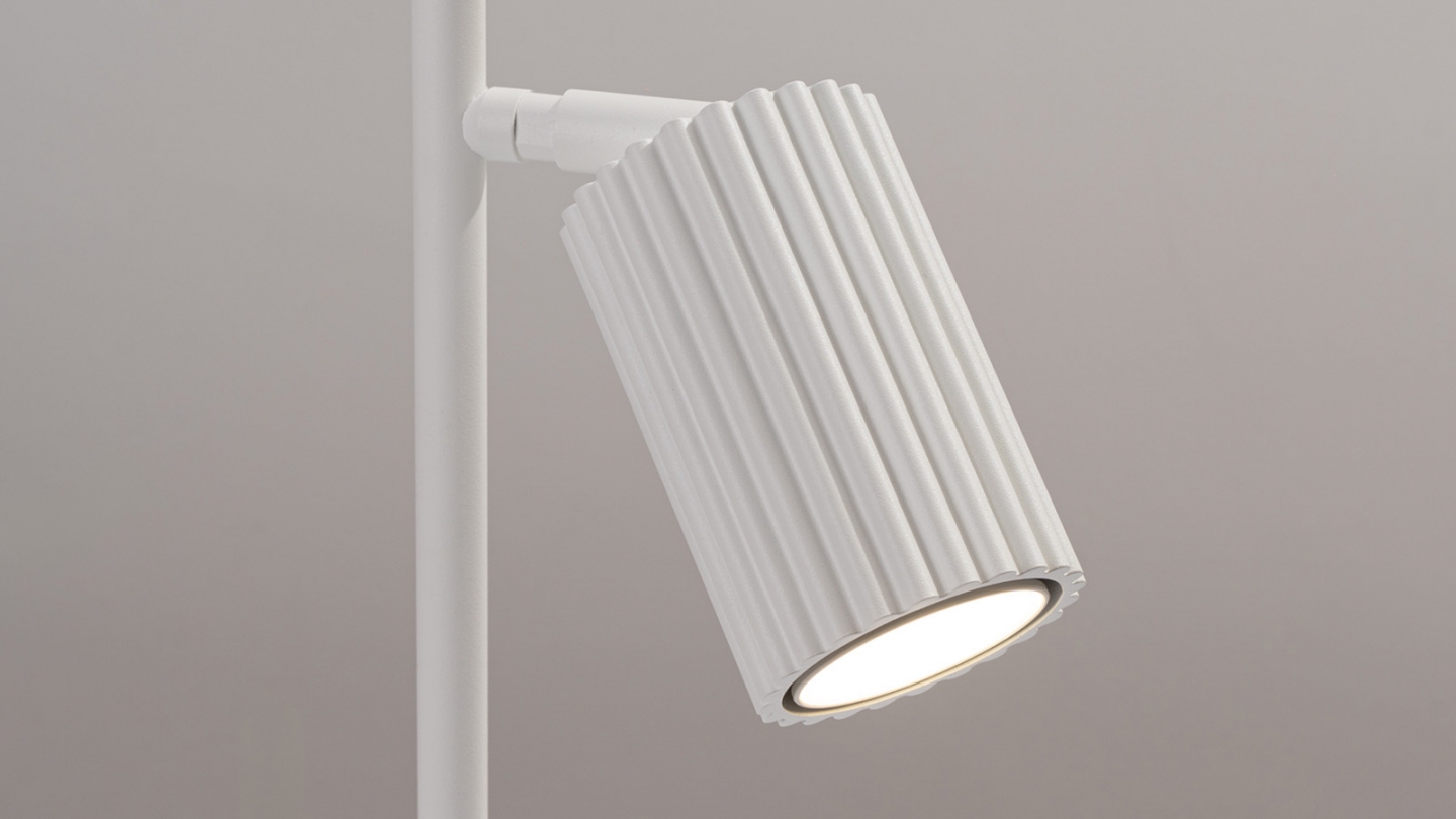Lampe à poser en aluminium cannelé blanc - Karbon Lampe à poser en aluminium cannelé blanc - Karbon