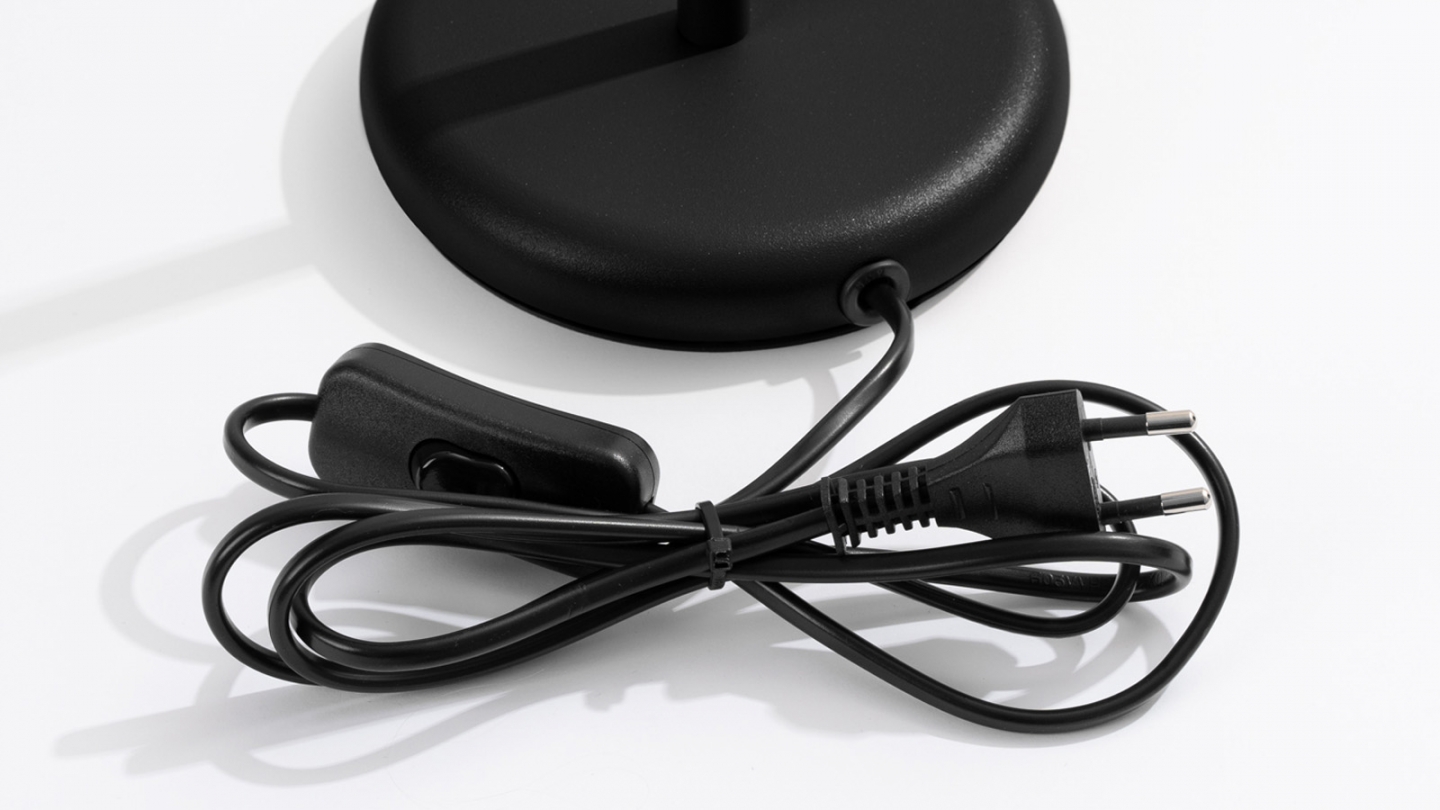 Lampe à poser en aluminium cannelé noir - Karbon Lampe à poser en aluminium cannelé noir - Karbon