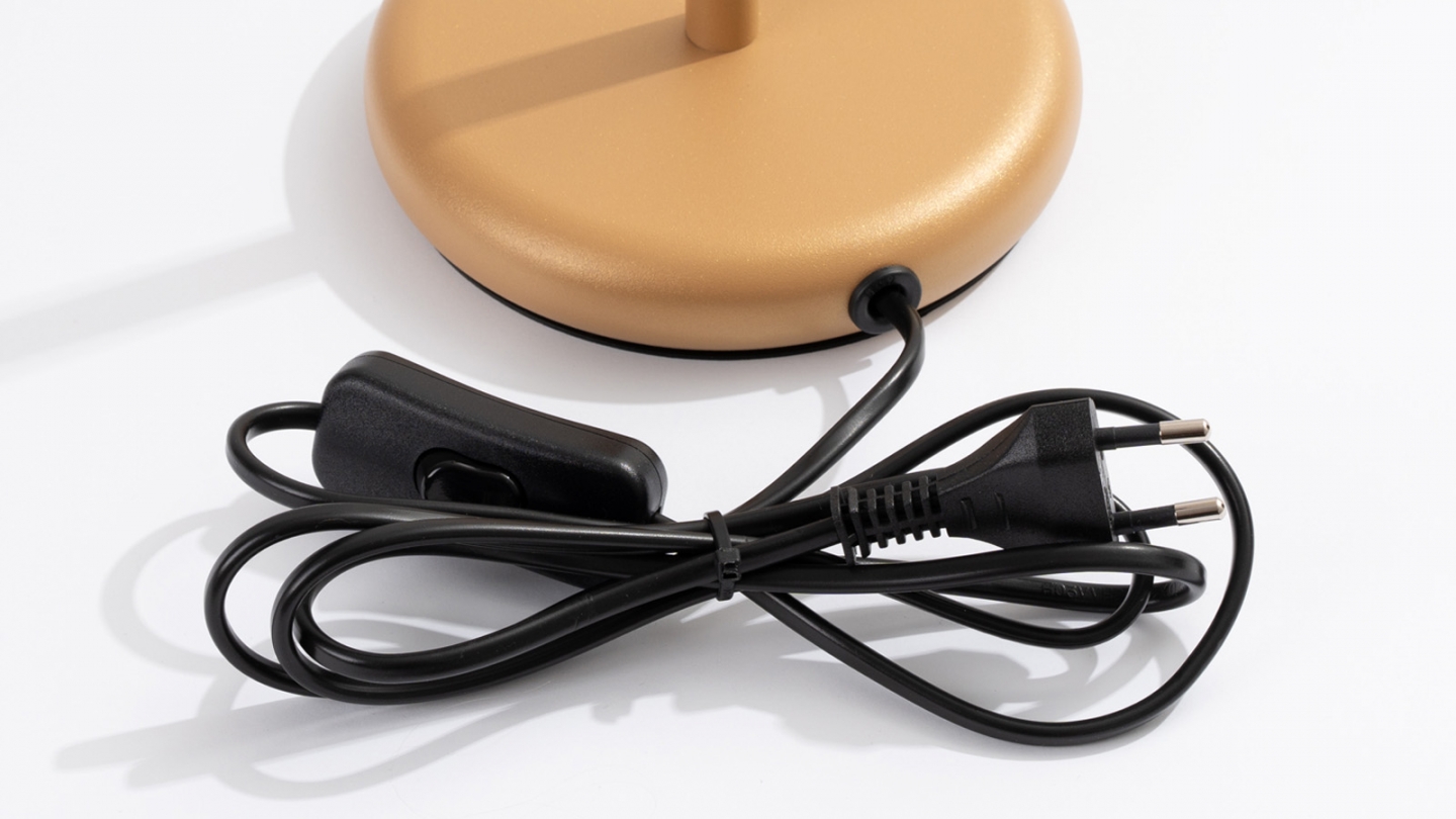 Lampe à poser en aluminium cannelé or - Karbon Lampe à poser en aluminium cannelé or - Karbon