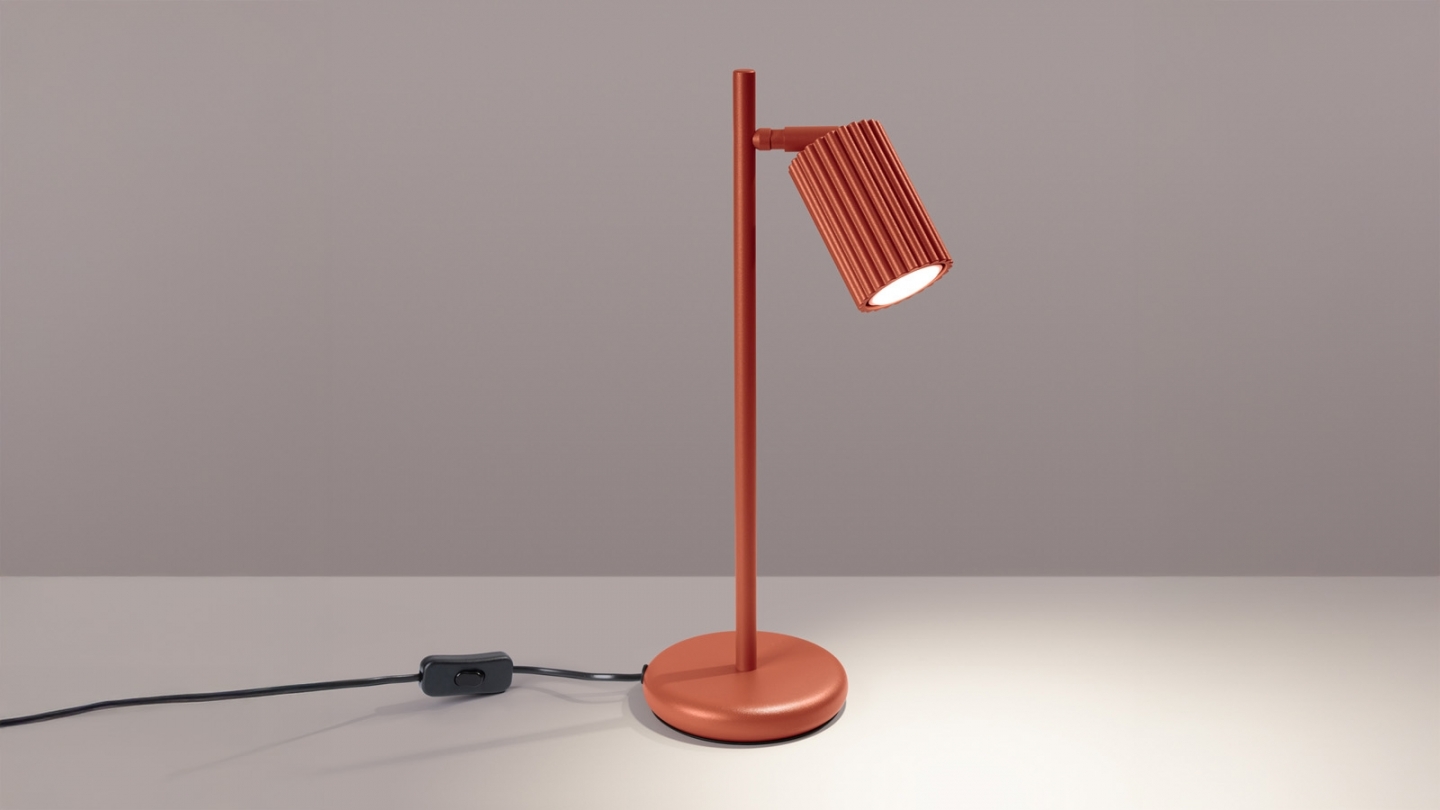 Lampe à poser en aluminium cannelé terracotta - Karbon Lampe à poser en aluminium cannelé terracotta - Karbon