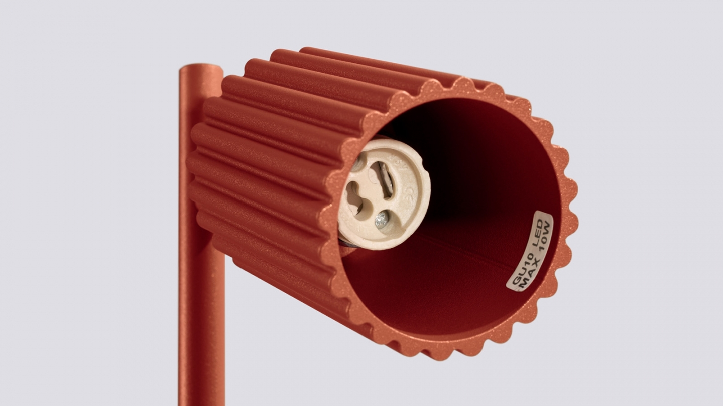 Lampe à poser en aluminium cannelé terracotta - Karbon Lampe à poser en aluminium cannelé terracotta - Karbon