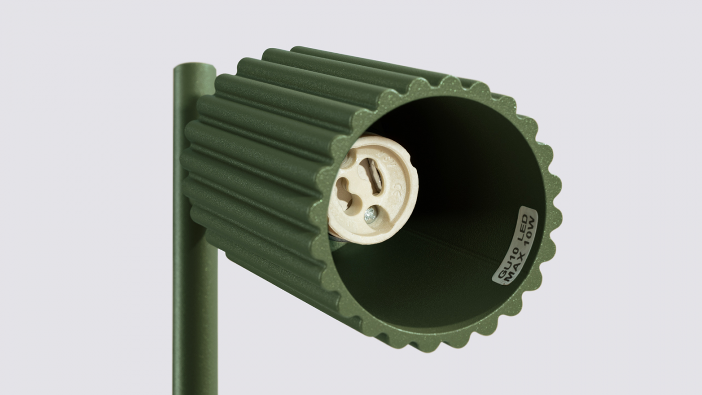 Lampe à poser en aluminium cannelé vert olive - Karbon Lampe à poser en aluminium cannelé vert olive - Karbon
