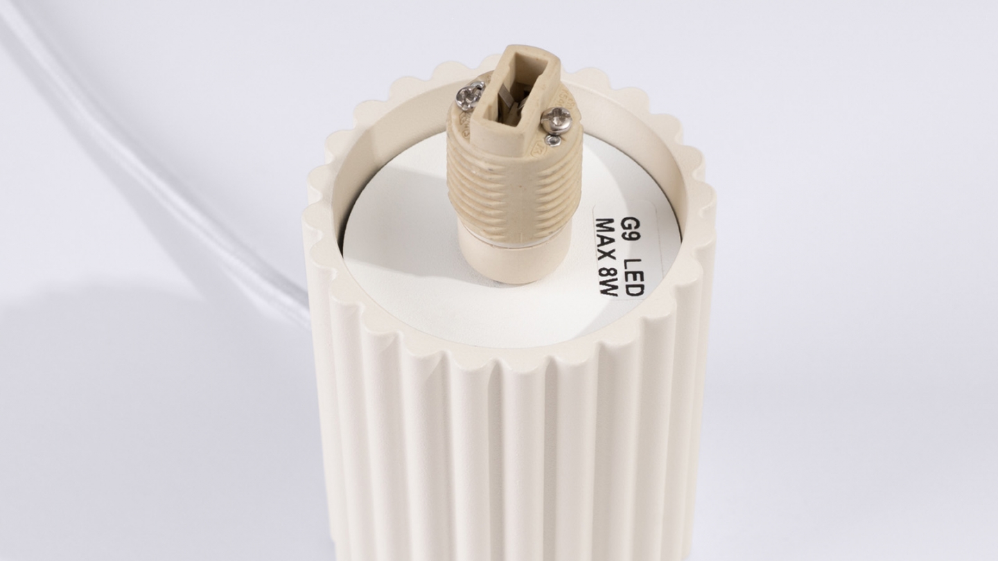 Lampe à poser en aluminium cannelé beige - Halo