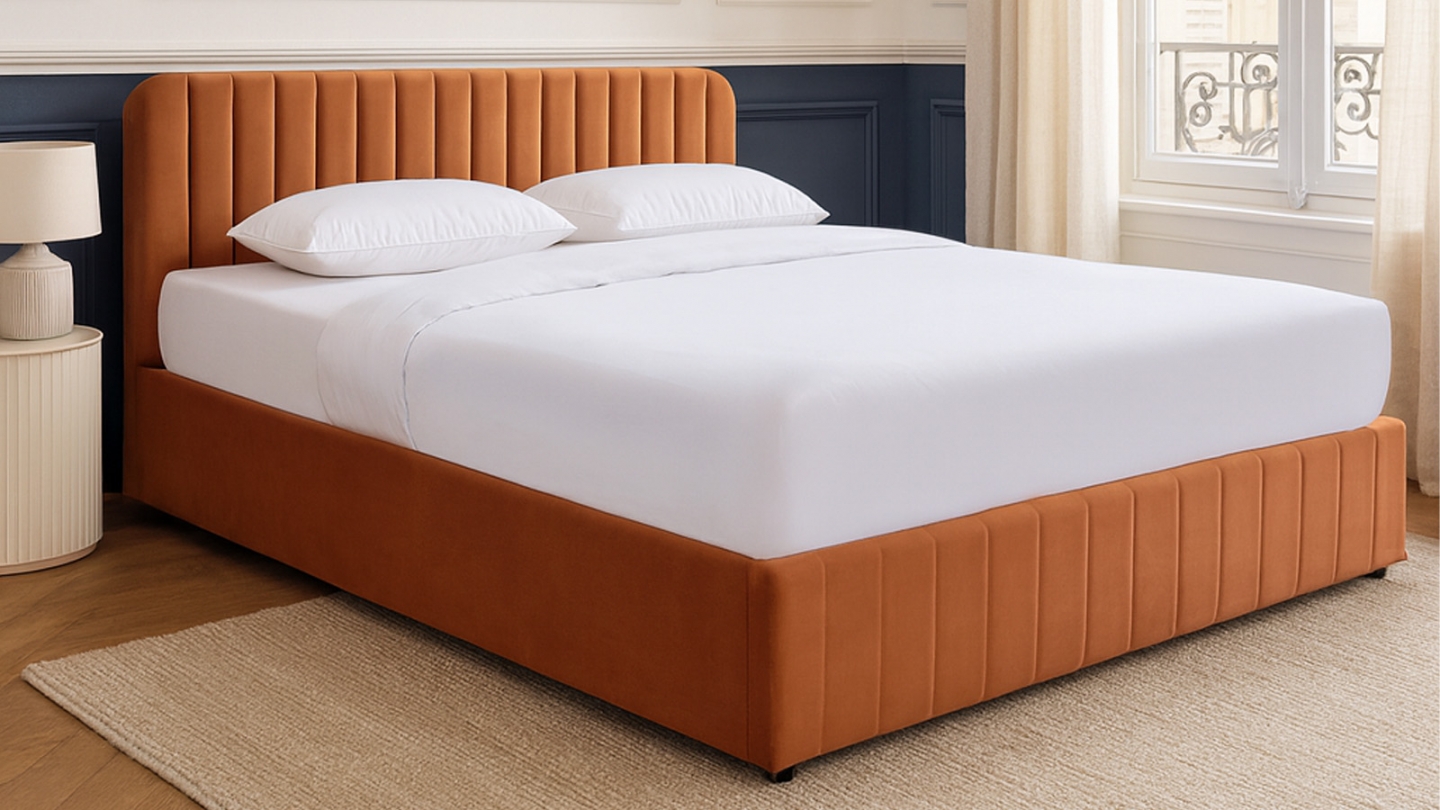 Lit coffre adulte 140x190 cm avec tête de lit capitonnée en velours terracotta - Ava Lit coffre adulte 140x190 cm avec tête de lit capitonnée en velours terracotta - Ava