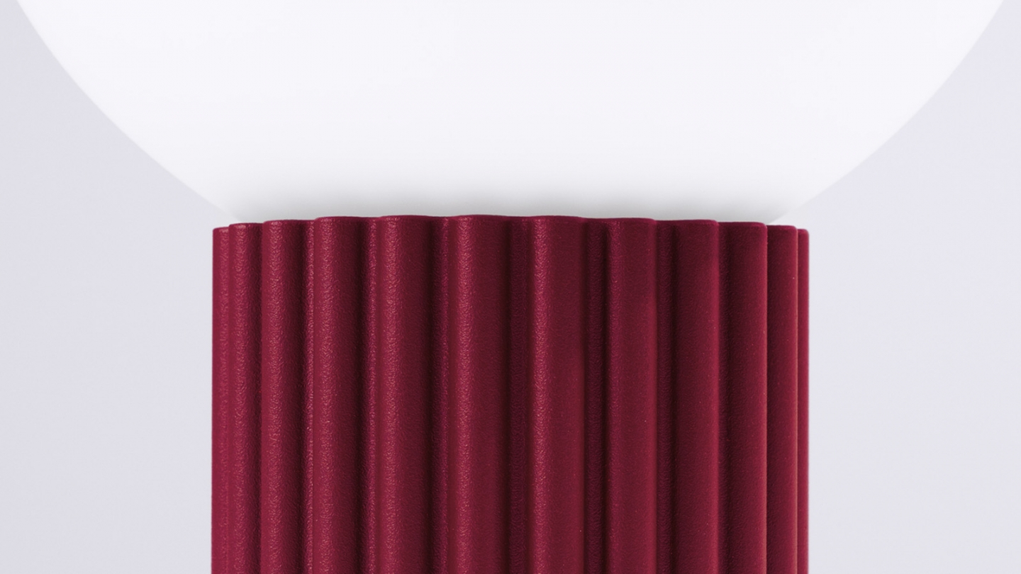Lampe à poser en aluminium cannelé bordeaux - Halo