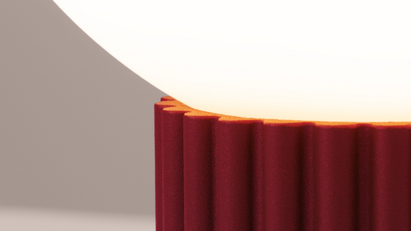 Lampe à poser en aluminium cannelé bordeaux - Halo