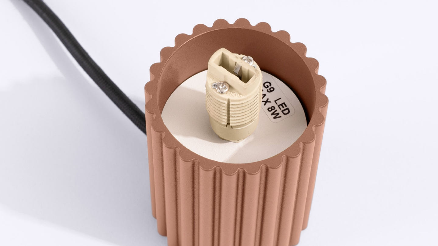 Lampe à poser en aluminium cannelé moka - Halo