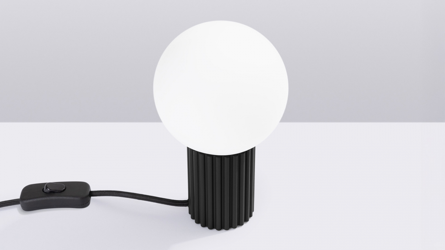 Lampe à poser en aluminium cannelé noir - Halo