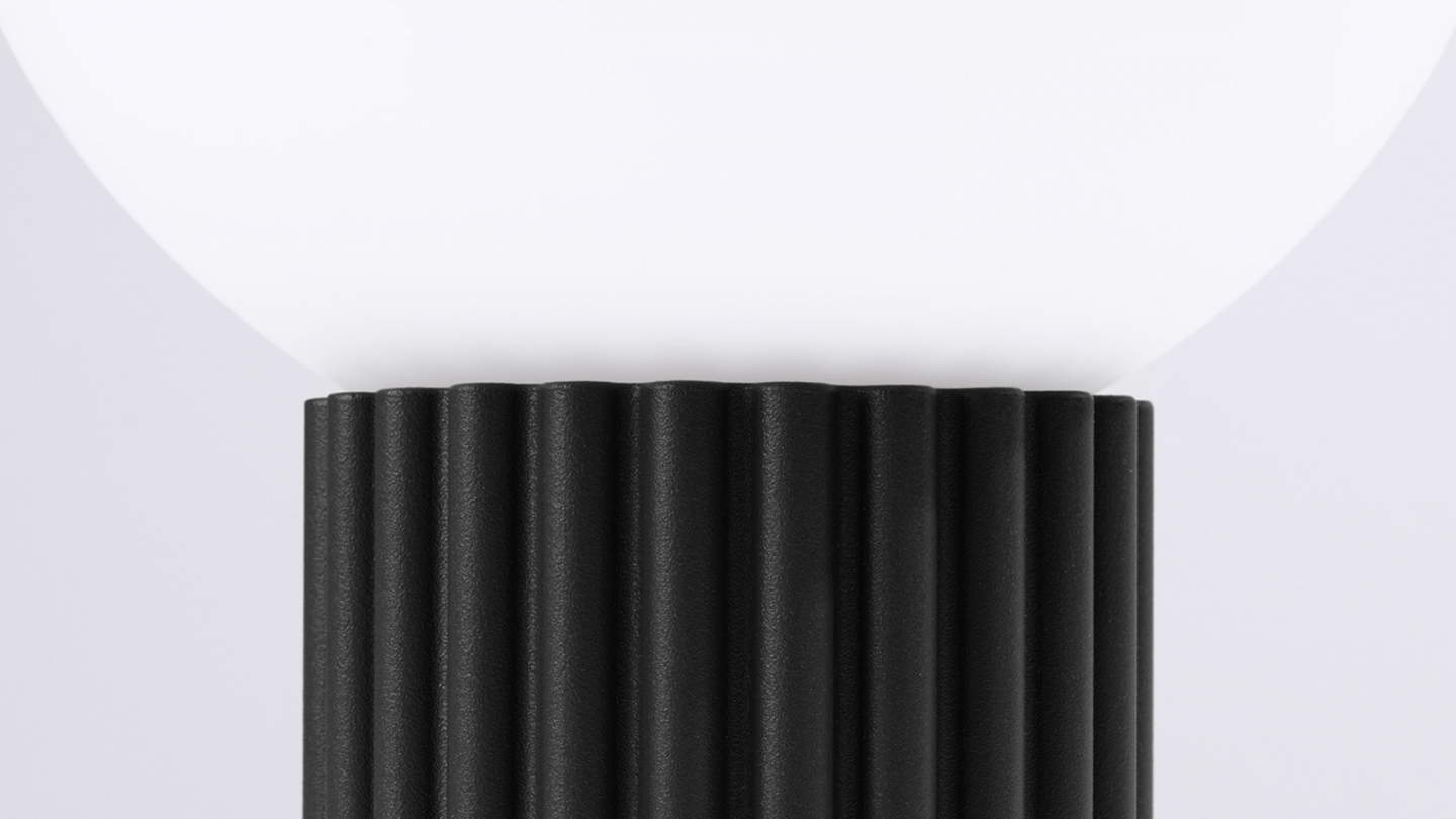 Lampe à poser en aluminium cannelé noir - Halo