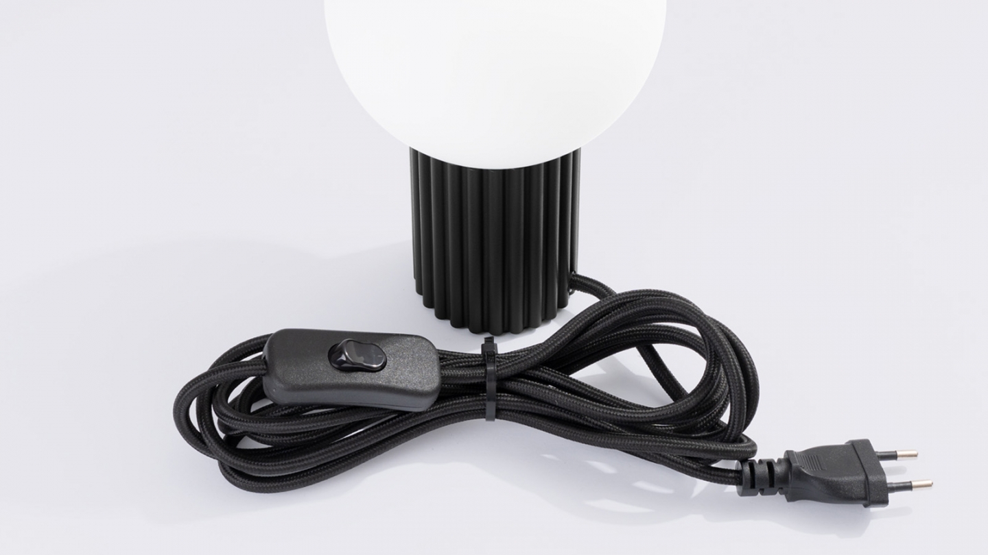 Lampe à poser en aluminium cannelé noir - Halo