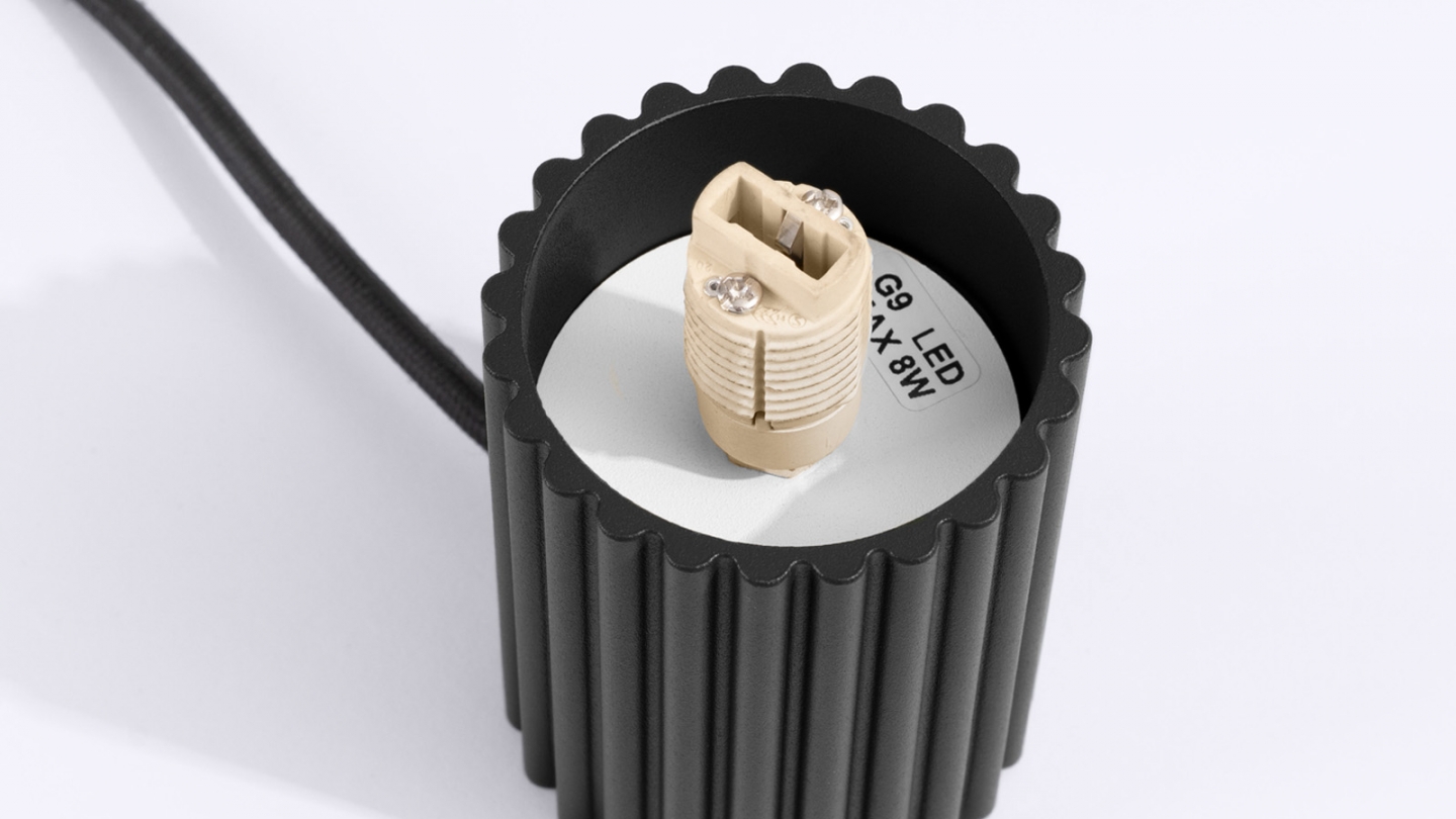 Lampe à poser en aluminium cannelé noir - Halo