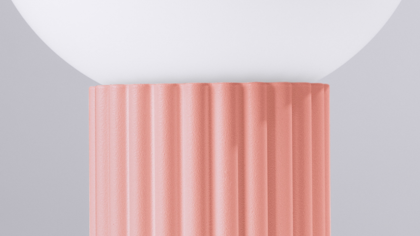 Lampe à poser en aluminium cannelé pêche - Halo