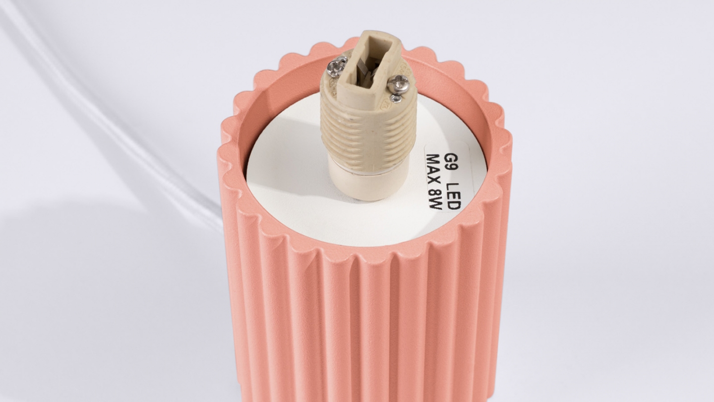 Lampe à poser en aluminium cannelé pêche - Halo