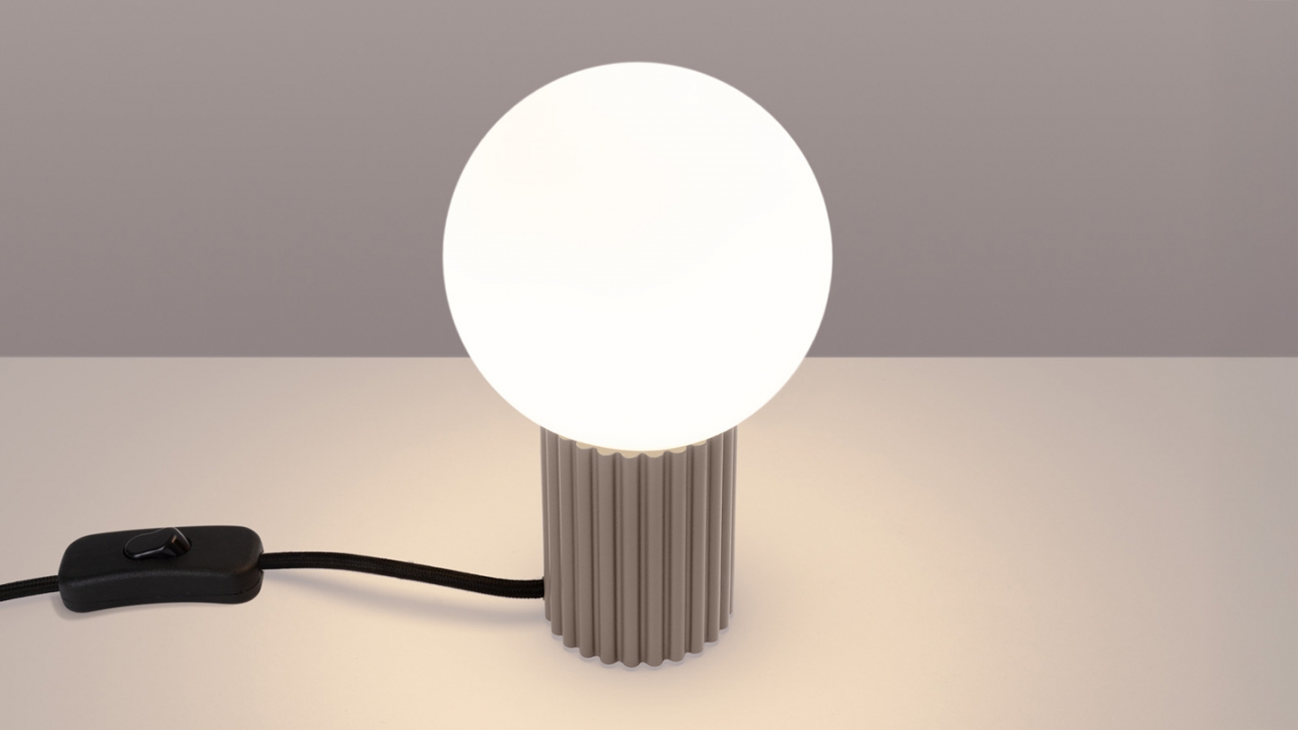 Lampe à poser en aluminium cannelé taupe - Halo Lampe à poser en aluminium cannelé taupe - Halo