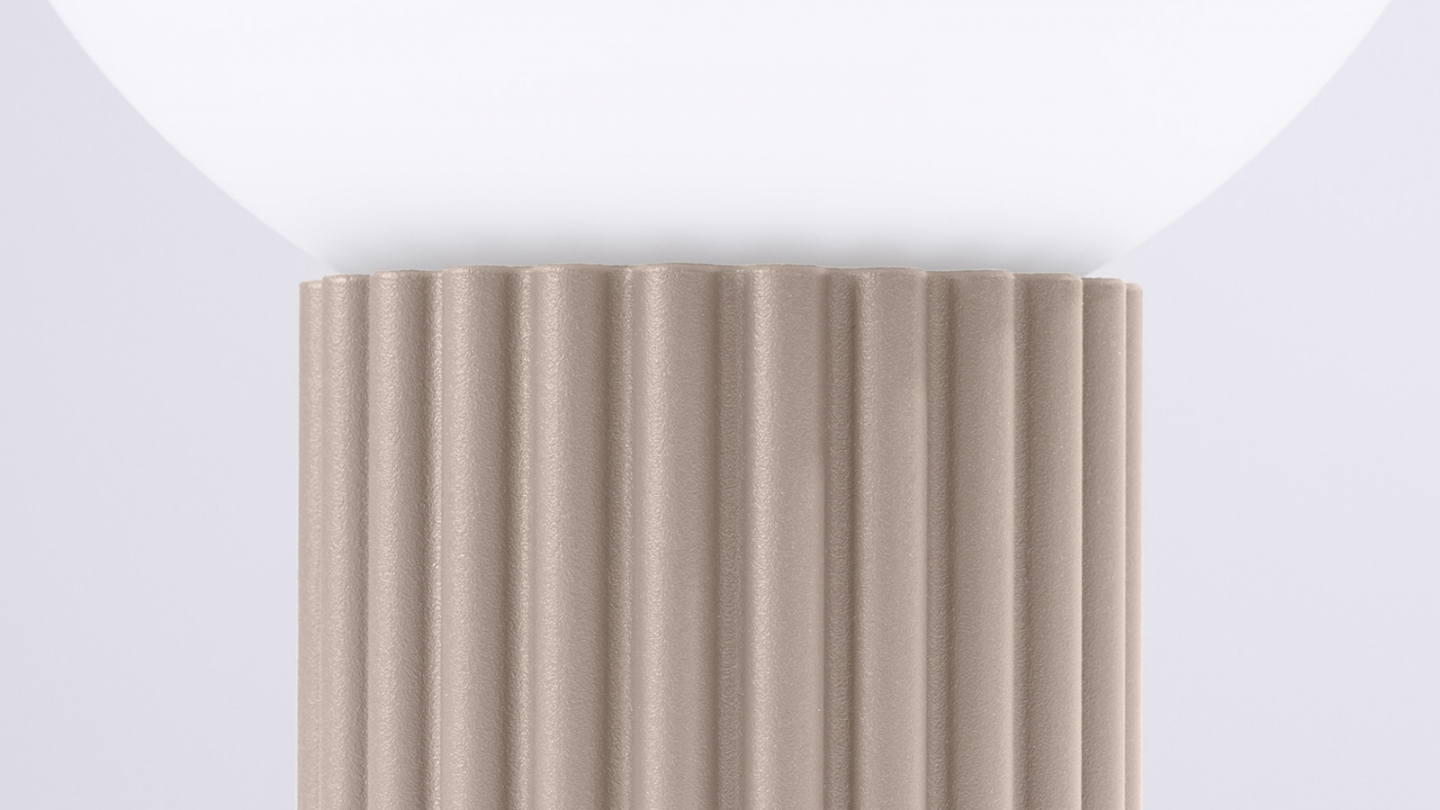 Lampe à poser en aluminium cannelé taupe - Halo Lampe à poser en aluminium cannelé taupe - Halo