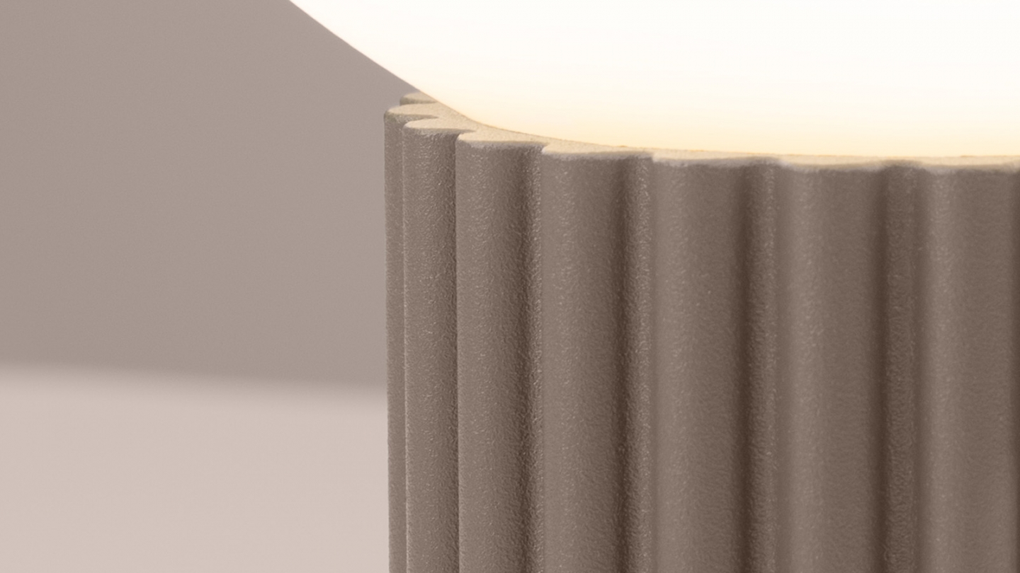 Lampe à poser en aluminium cannelé taupe - Halo Lampe à poser en aluminium cannelé taupe - Halo