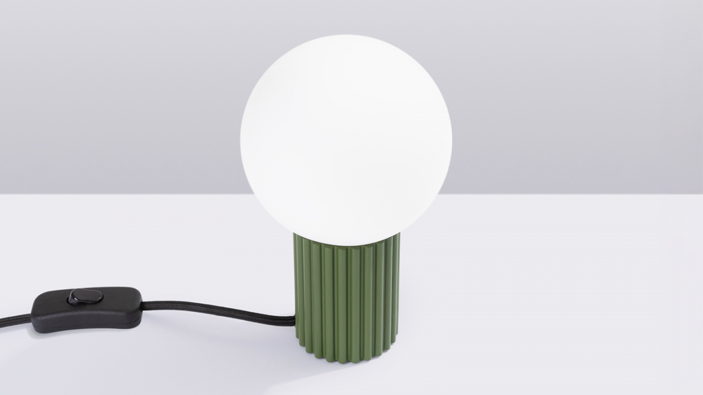 Lampe à poser en aluminium cannelé vert olive - Halo Lampe à poser en aluminium cannelé vert olive - Halo